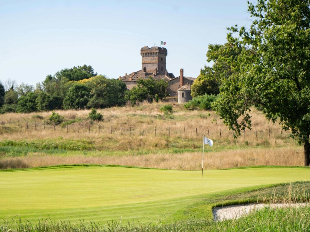 piękne włoskie pole golfowe na któym już za kilka dni rozgrywać będzie się Ryder Cup