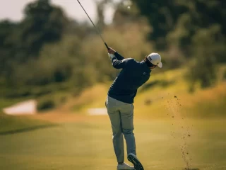 Ile kalorii spala się podczas gry w golfa? Czy golf jest męczącym sportem?